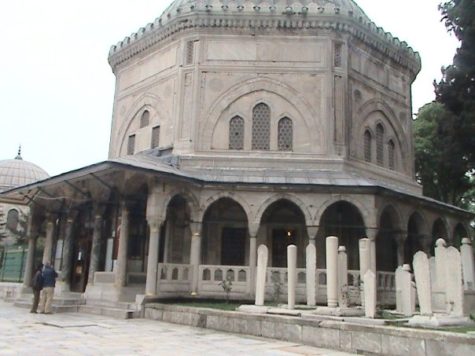 Turkish troops protecting 13th century tomb in Syria
