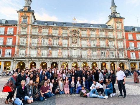 Global Gateway students pose in Plaza Mayor in Madrid, Spain
