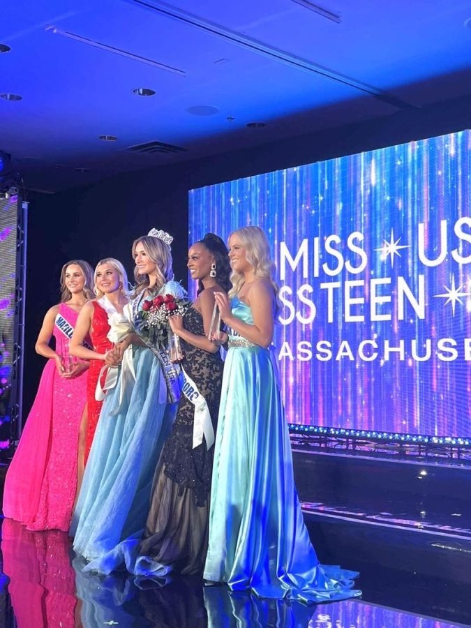 Sapini with the Top 5 girls from Miss Massachusetts Teen USA.