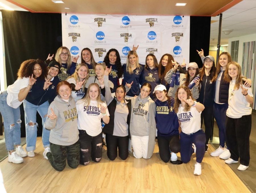 The+womens+hockey+team+poses+for+photos+at+Recognize+Rams++