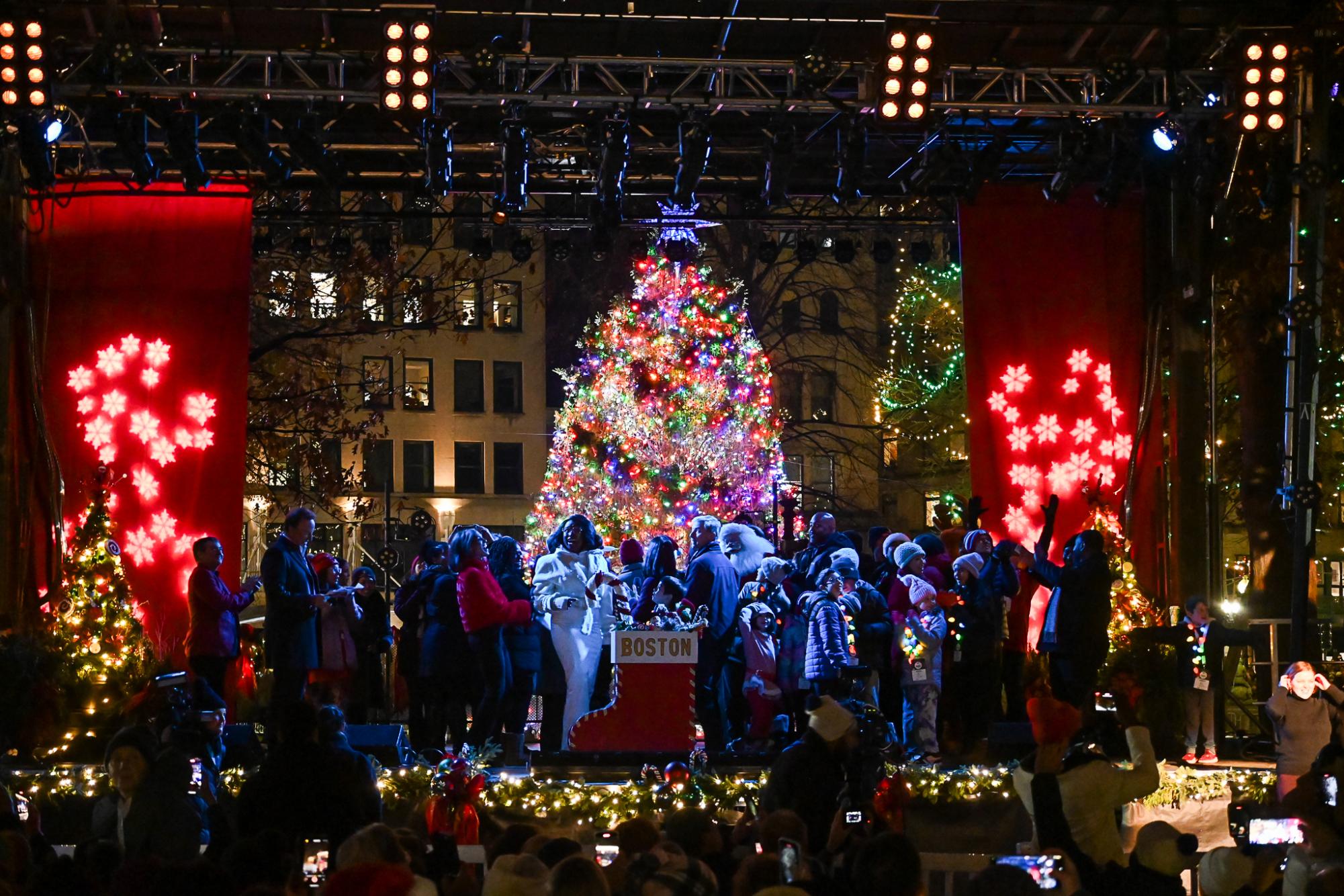 波士顿点亮圣诞树活动凝聚社区力量-《萨福克日报》