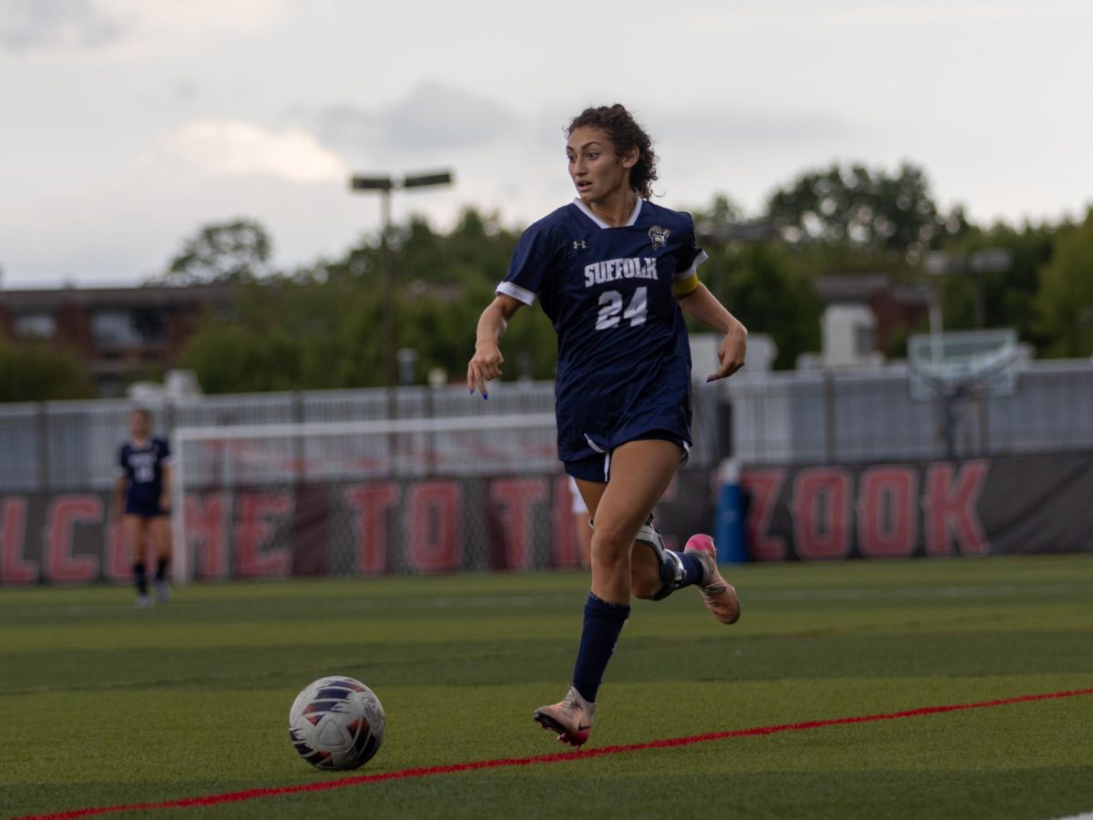 Junior forward Isa Peraza running with the ball.